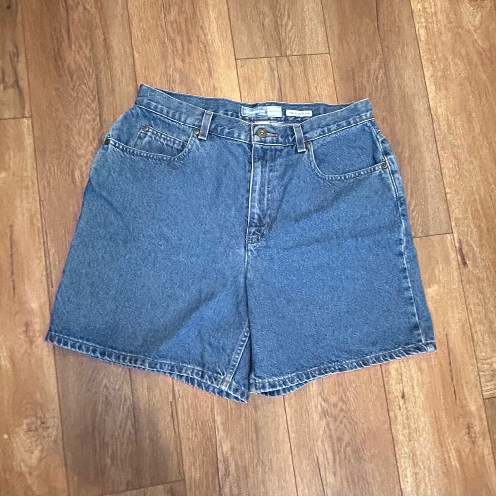 Liz Claborne women’s classic fit jean shorts. size 14